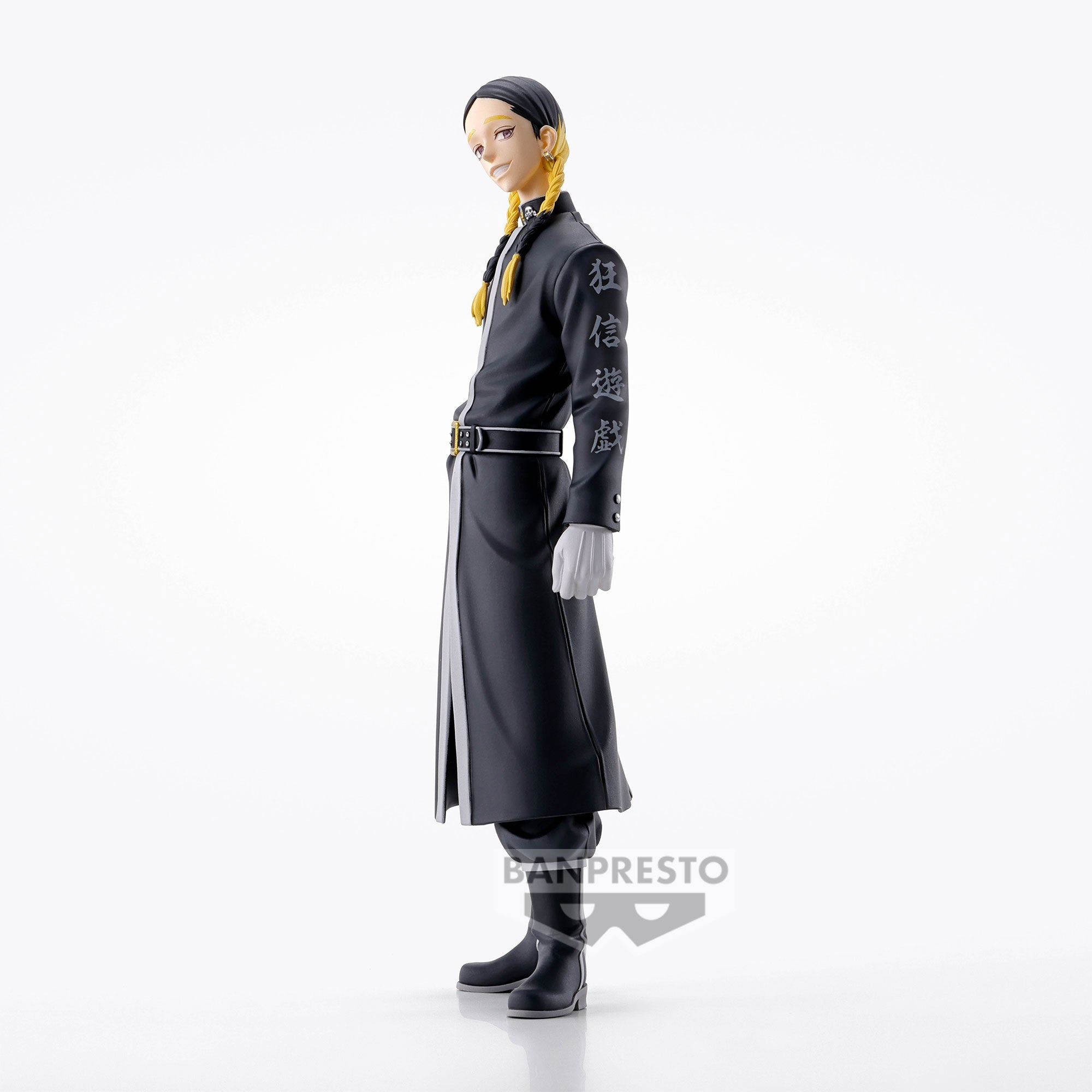 Vue de profil en plan rapproché moyen de la figurine de Ran Haitani de Tokyo Revengers en manteau noir, sans accessoires.