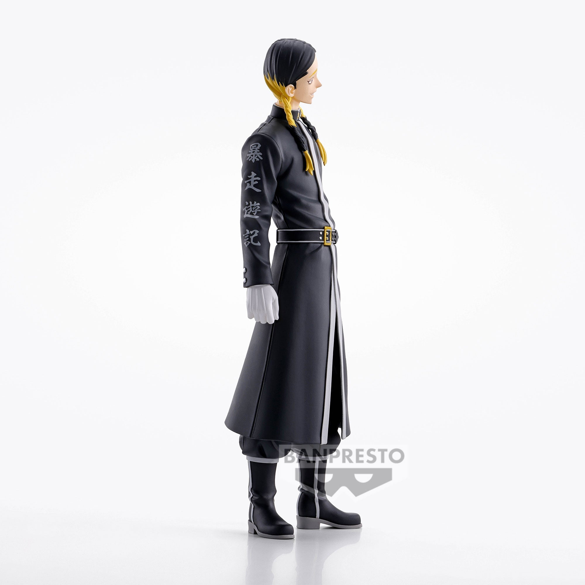 Vue de profil à mi-distance de la figurine de Ran Haitani de Tokyo Revengers en long manteau noir, sans accessoires.
