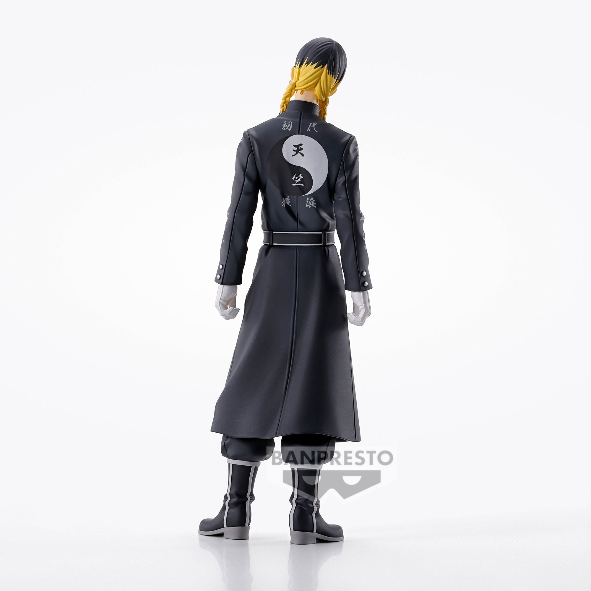 Vue 3/4 de dos à mi-distance de la figurine de Ran Haitani de Tokyo Revengers en manteau noir avec un symbole, sans accessoires.