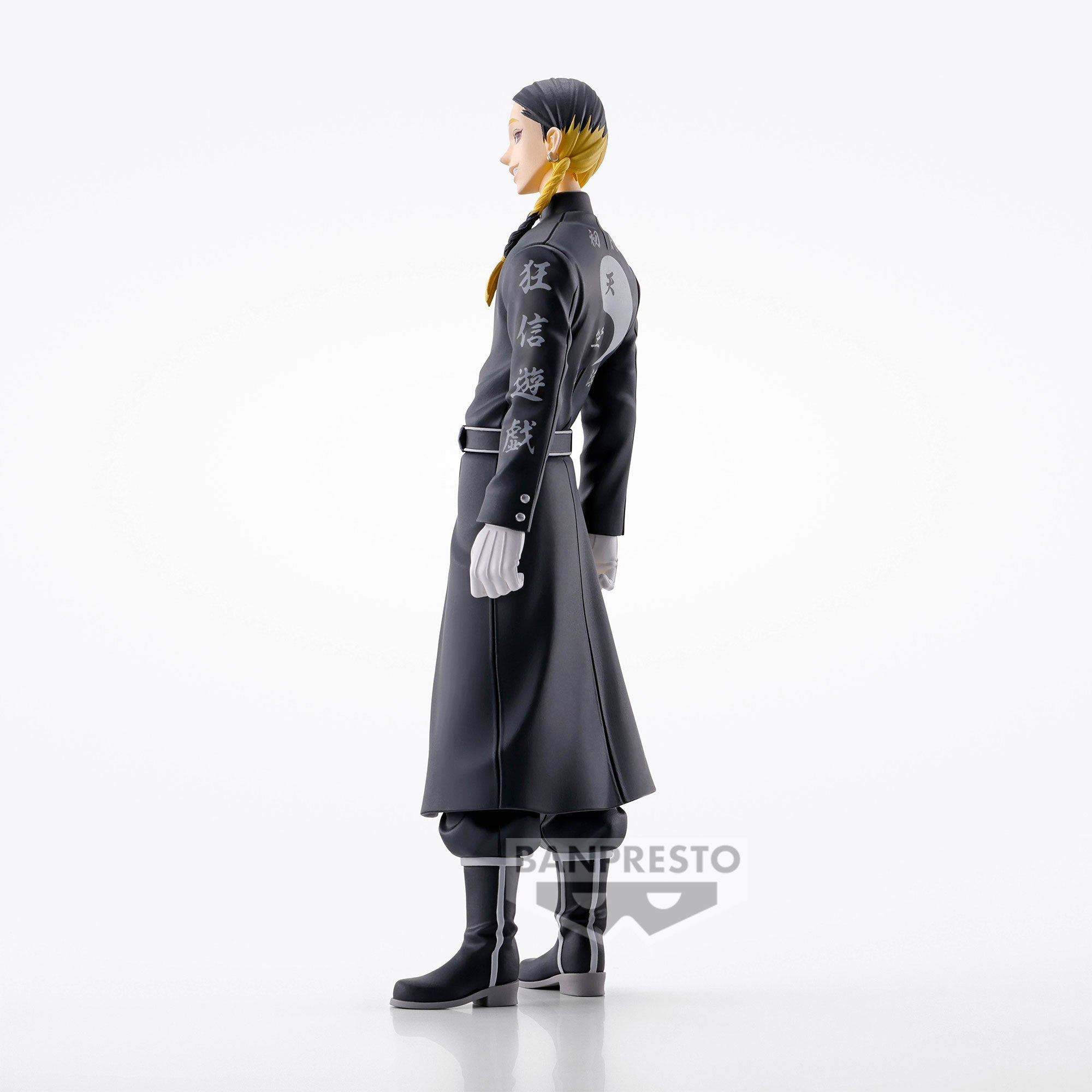 Vue de profil à mi-distance de la figurine de Ran Haitani de Tokyo Revengers en long manteau noir avec motifs, sans accessoires.