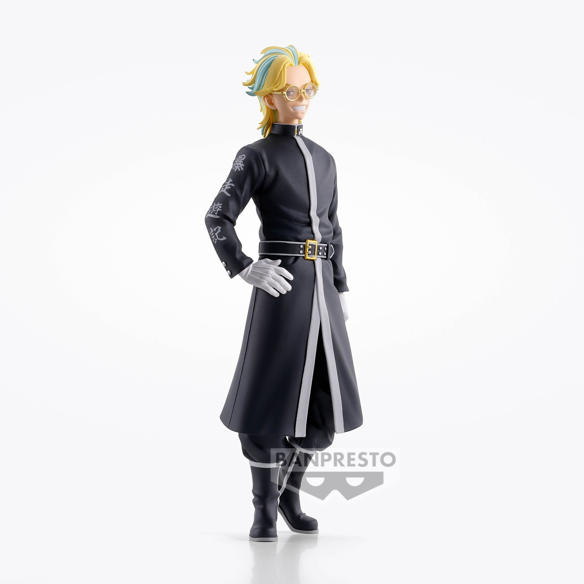 Vue 3/4 de face à mi-distance de la figurine de Rindo Haitani de Tokyo Revengers en manteau noir, sans boîte.