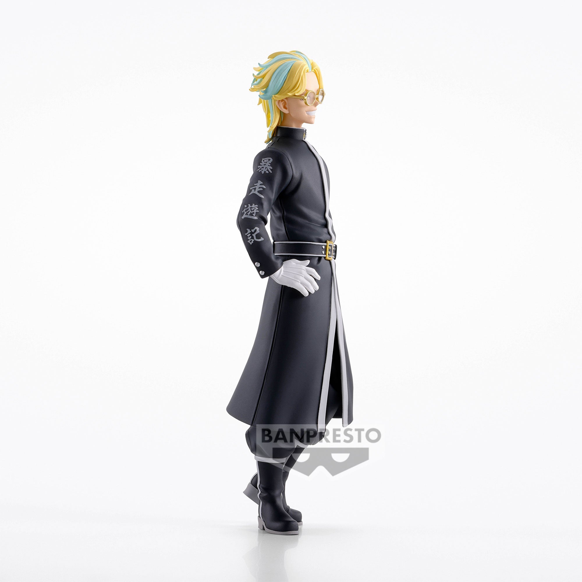 Vue de profil à mi-distance de la figurine de Rindo Haitani de Tokyo Revengers en manteau noir avec détails blancs, portant des lunettes.