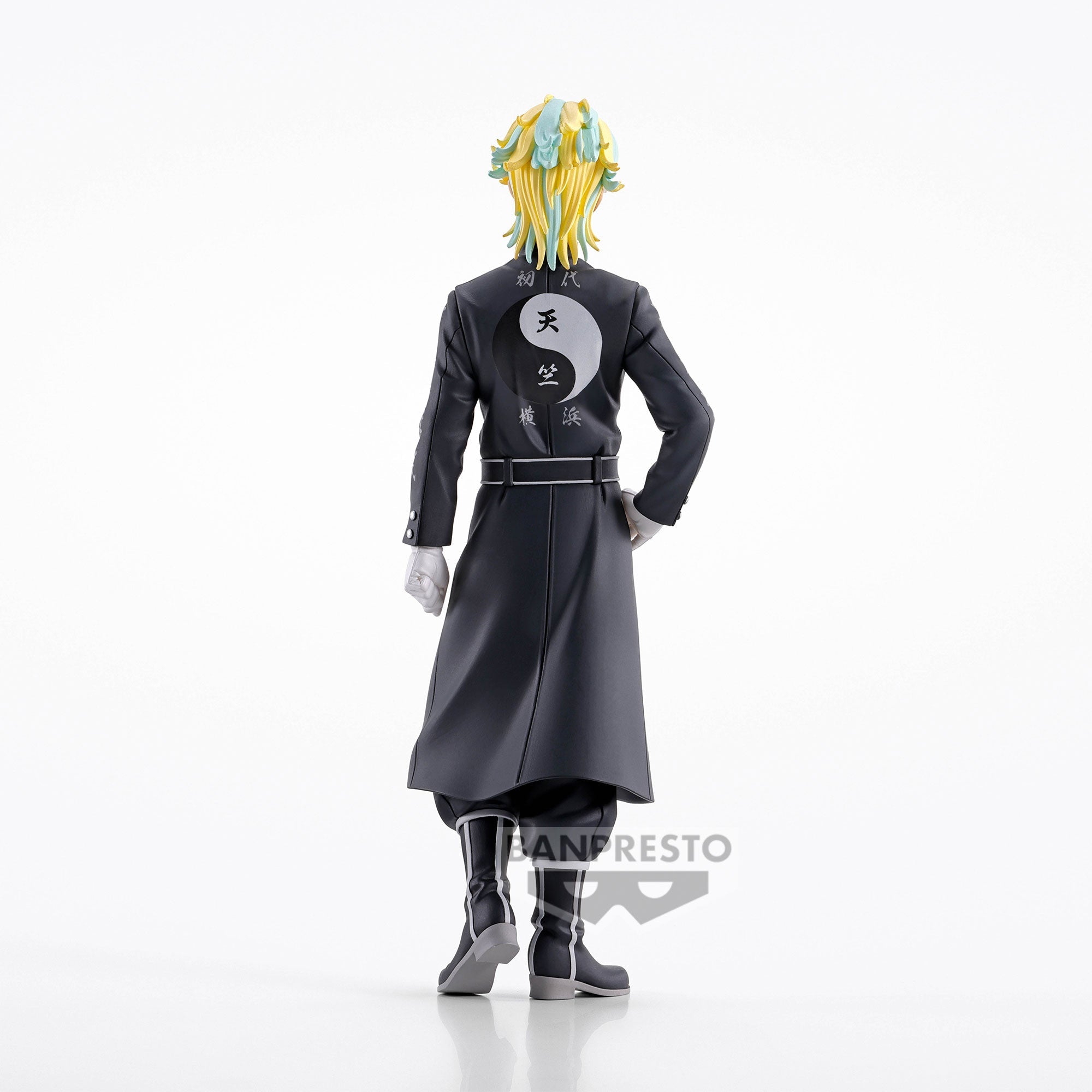Vue 3/4 de dos à mi-distance de la figurine de Rindo Haitani de Tokyo Revengers en manteau noir avec symboles.
