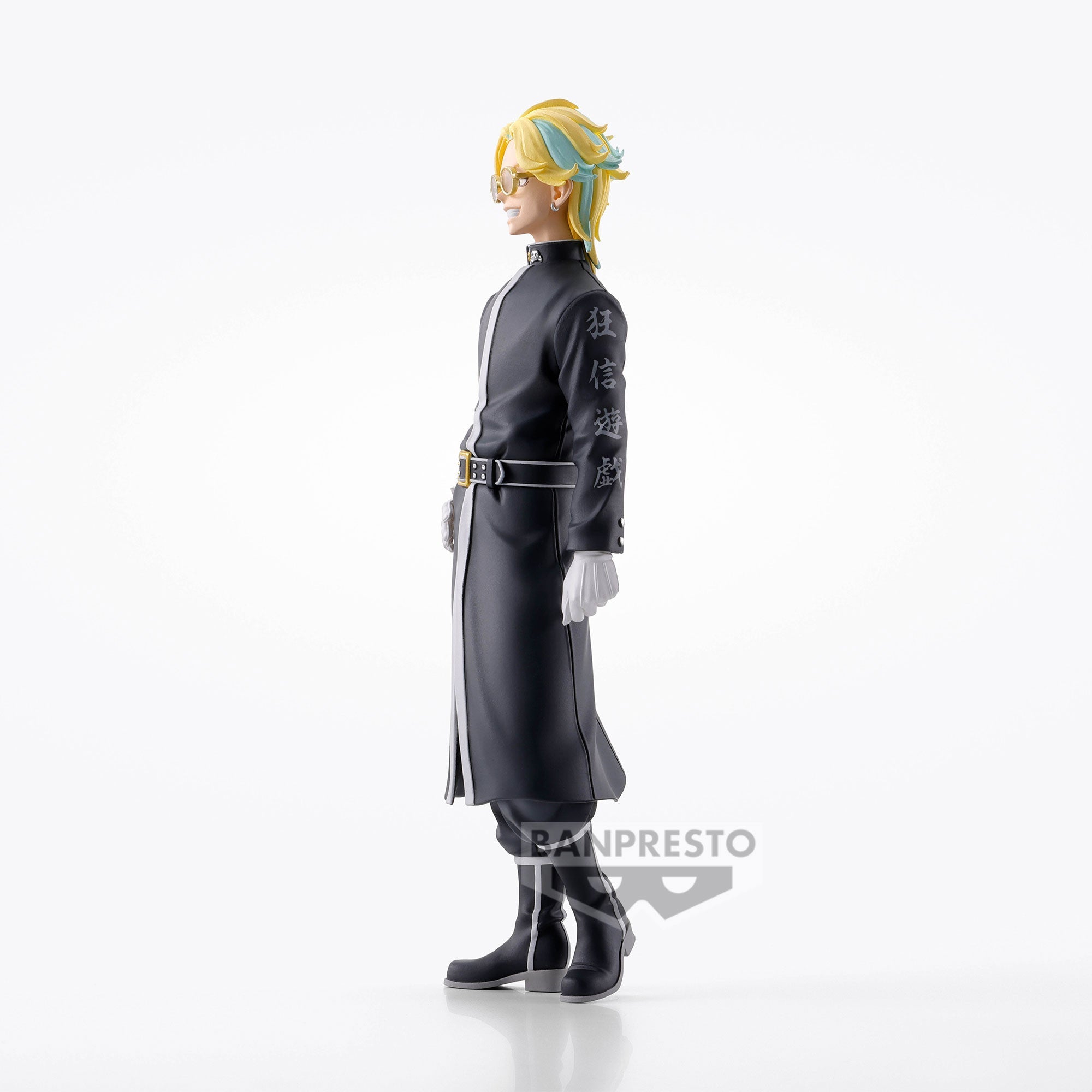 Vue de profil à mi-distance de la figurine de Rindo Haitani de Tokyo Revengers en manteau noir avec rayure blanche, portant des lunettes.