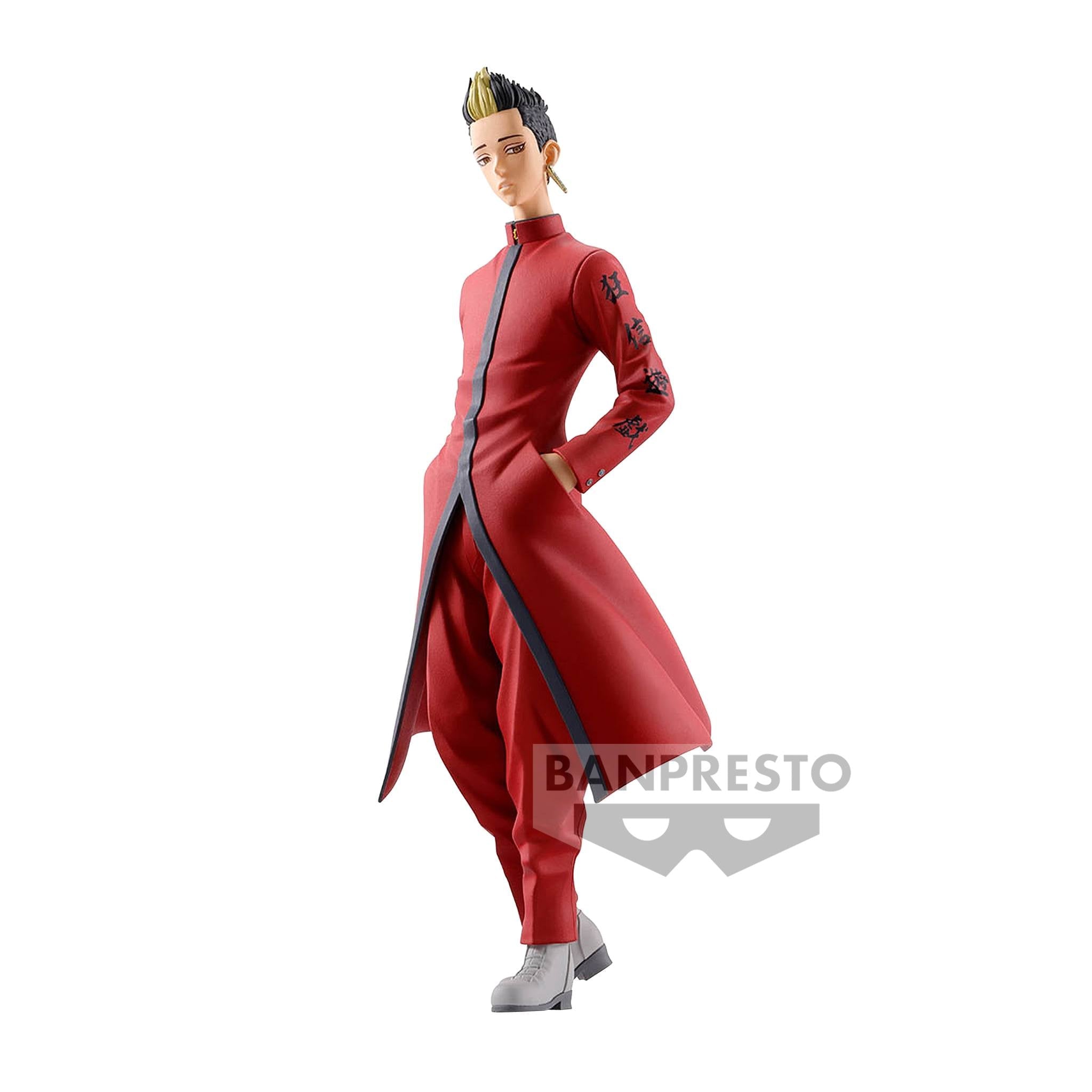 Vue 3/4 de face à mi-distance de la figurine de Shuji Hanma de Tokyo Revengers en tenue rouge avec accents noirs, portant une boucle d'oreille à l'oreille gauche.