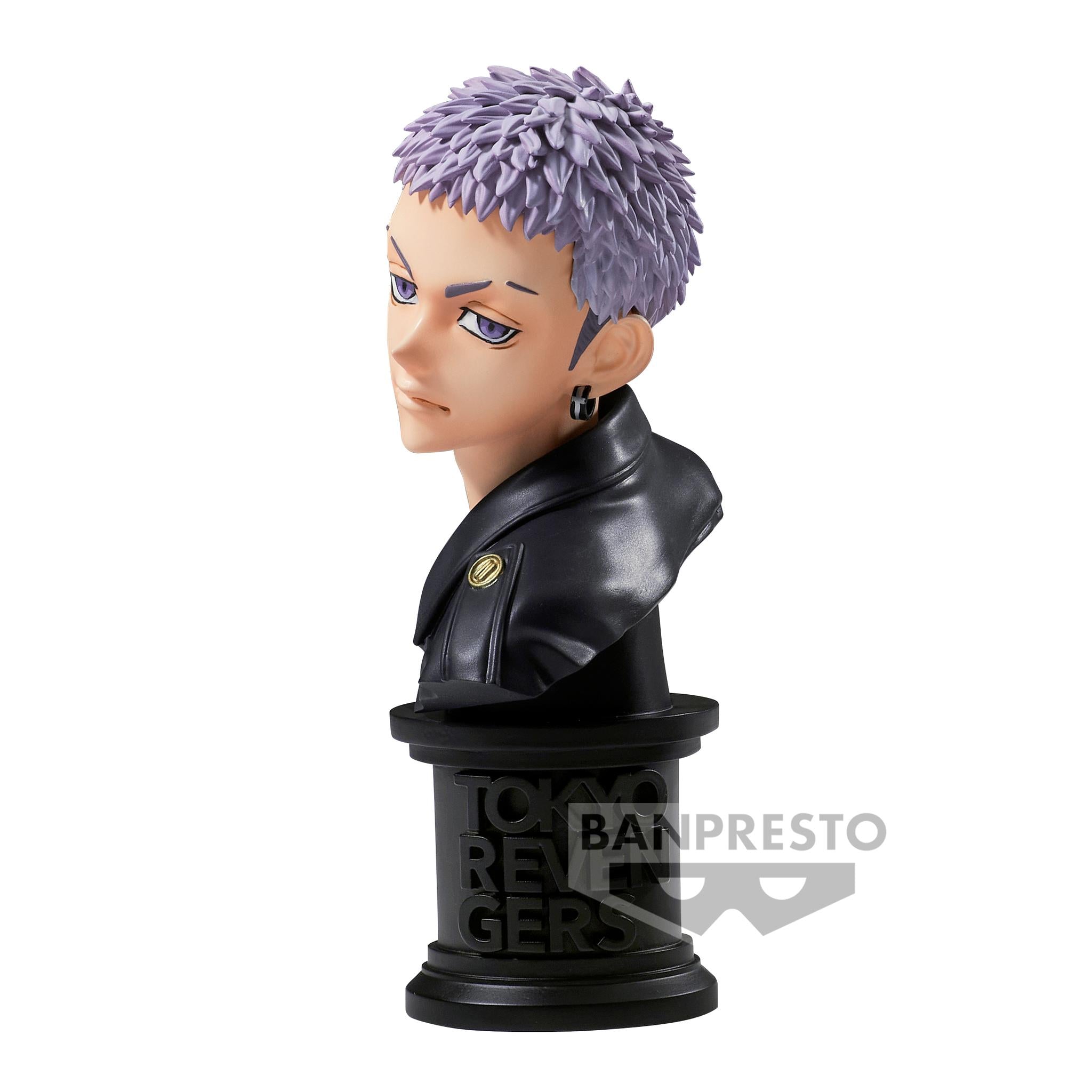 Vue 3/4 de face à mi-distance de la figurine de Mitsuya Takashi de Tokyo Revengers en veste en cuir noire, sur base ronde.