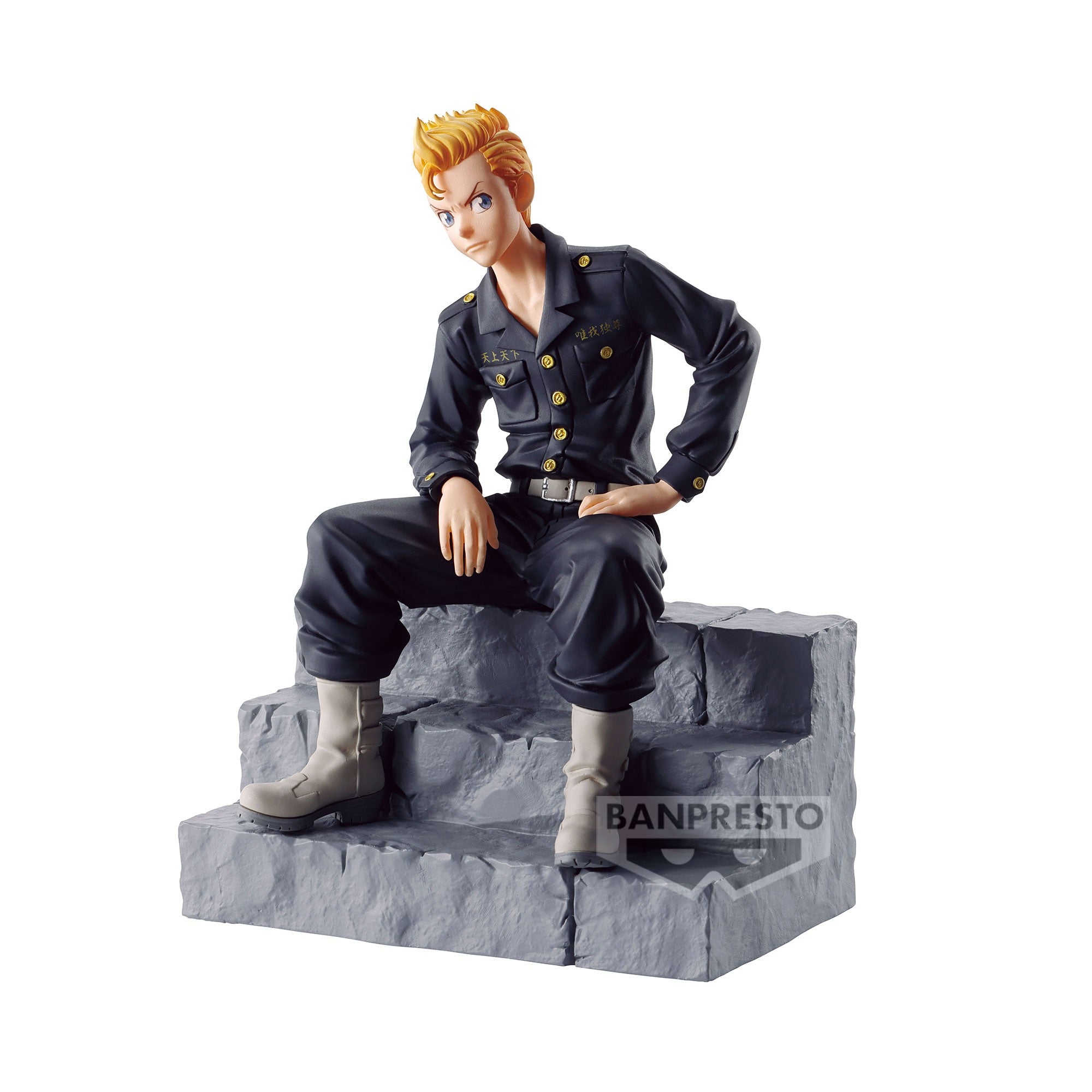Vue 3/4 de face en plan rapproché de la figurine de Takemichi Hanagaki de Tokyo Revengers en uniforme noir, sans boîte.