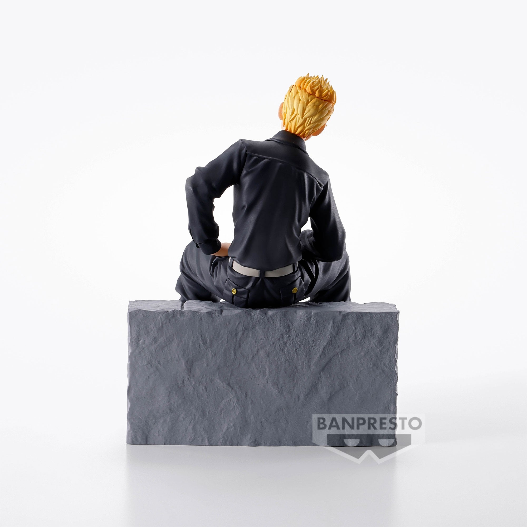 Vue 3/4 de dos à mi-distance de la figurine de Takemichi Hanagaki de Tokyo Revengers en tenue décontractée, sans accessoires, sur un socle gris.