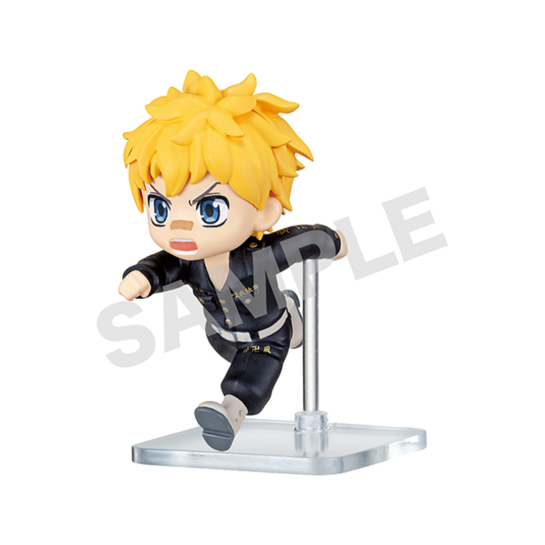 Vue 3/4 de face à mi-distance de la figurine chibi d'un membre de Toman de Tokyo Revengers en combinaison noire, en mouvement dynamique.