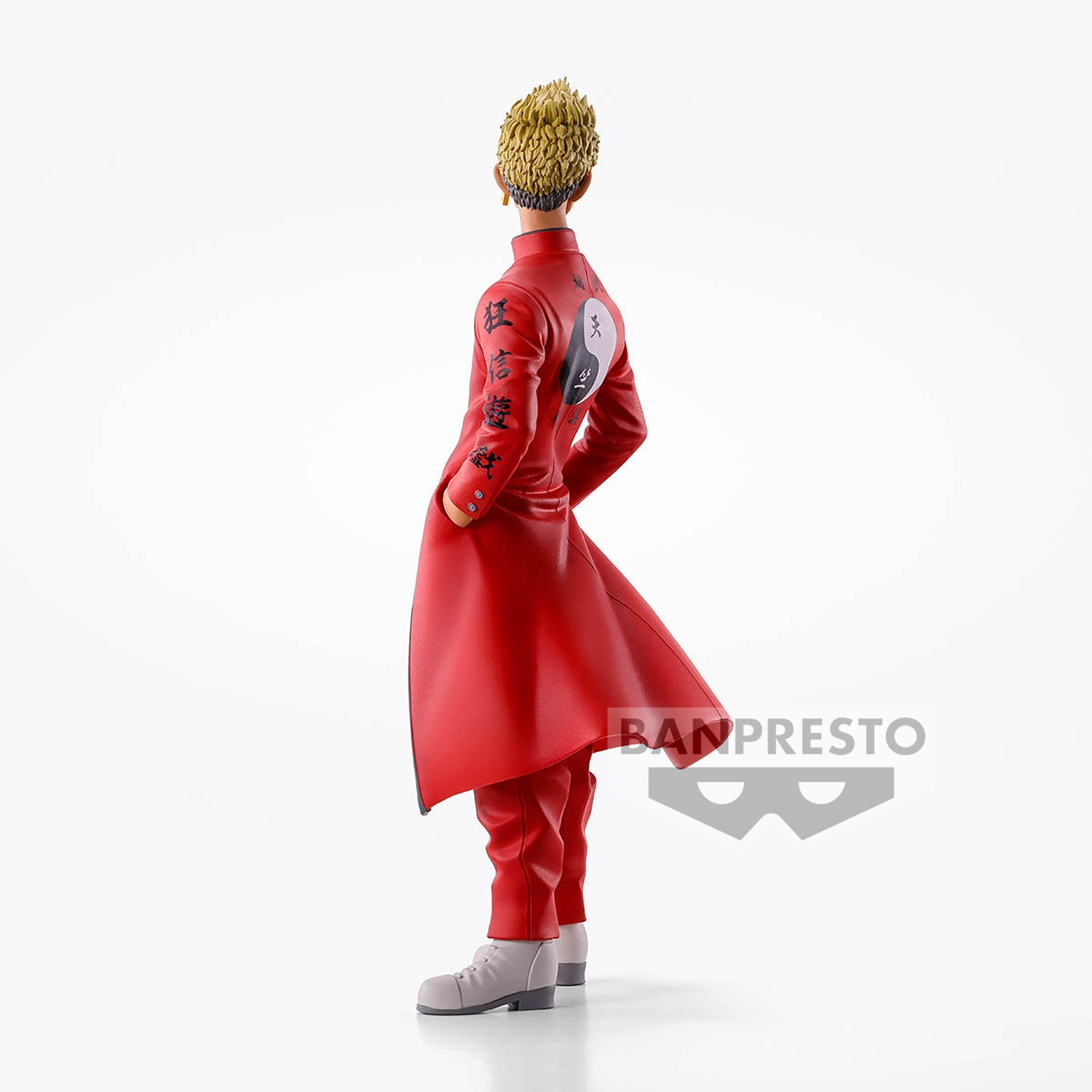 Vue 3/4 de dos en plan corps entier de la figurine de Tetta Kisaki de Tokyo Revengers en manteau rouge, sans boîte.