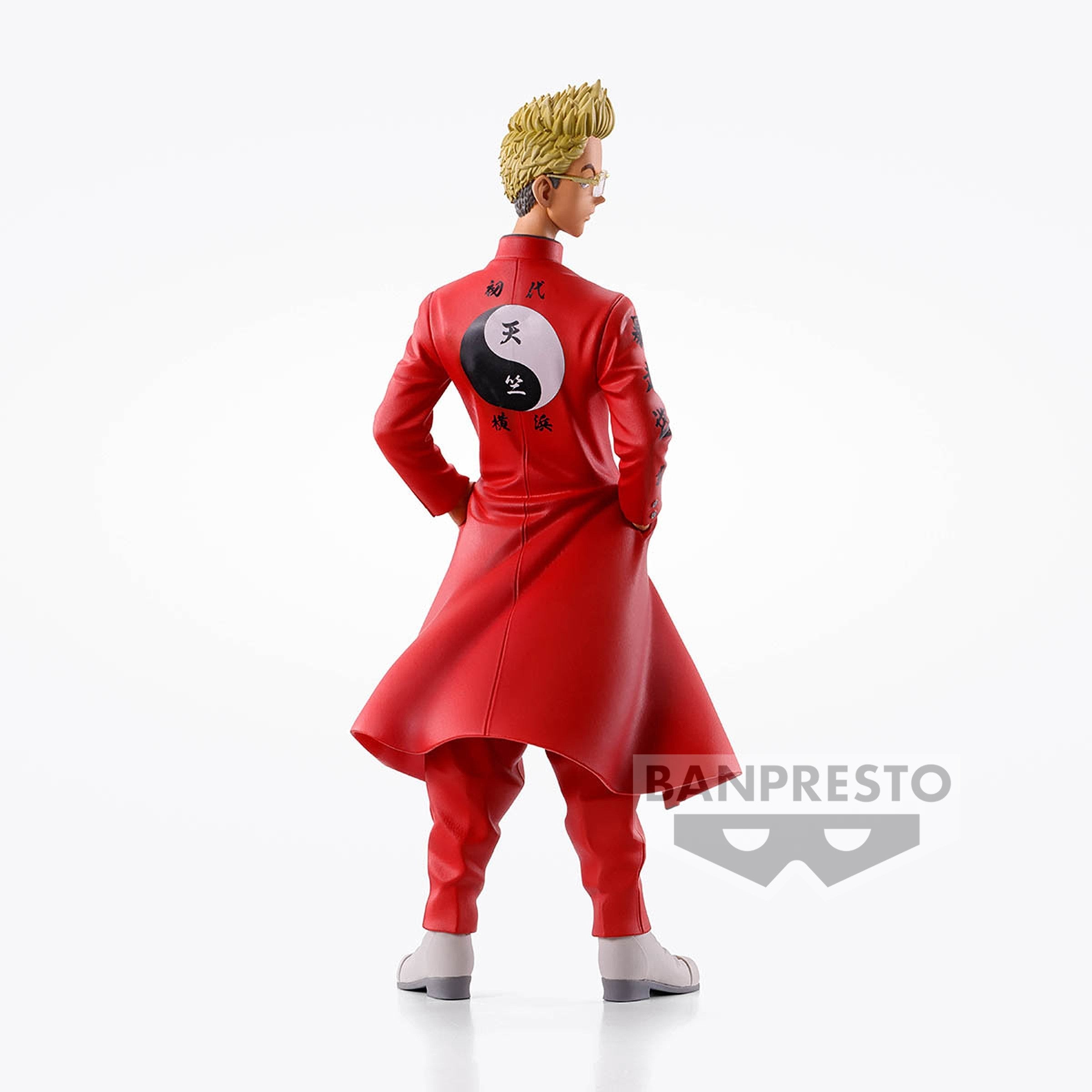 Vue 3/4 de dos à mi-distance de la figurine de Tetta Kisaki de Tokyo Revengers en manteau rouge, sans boîte.