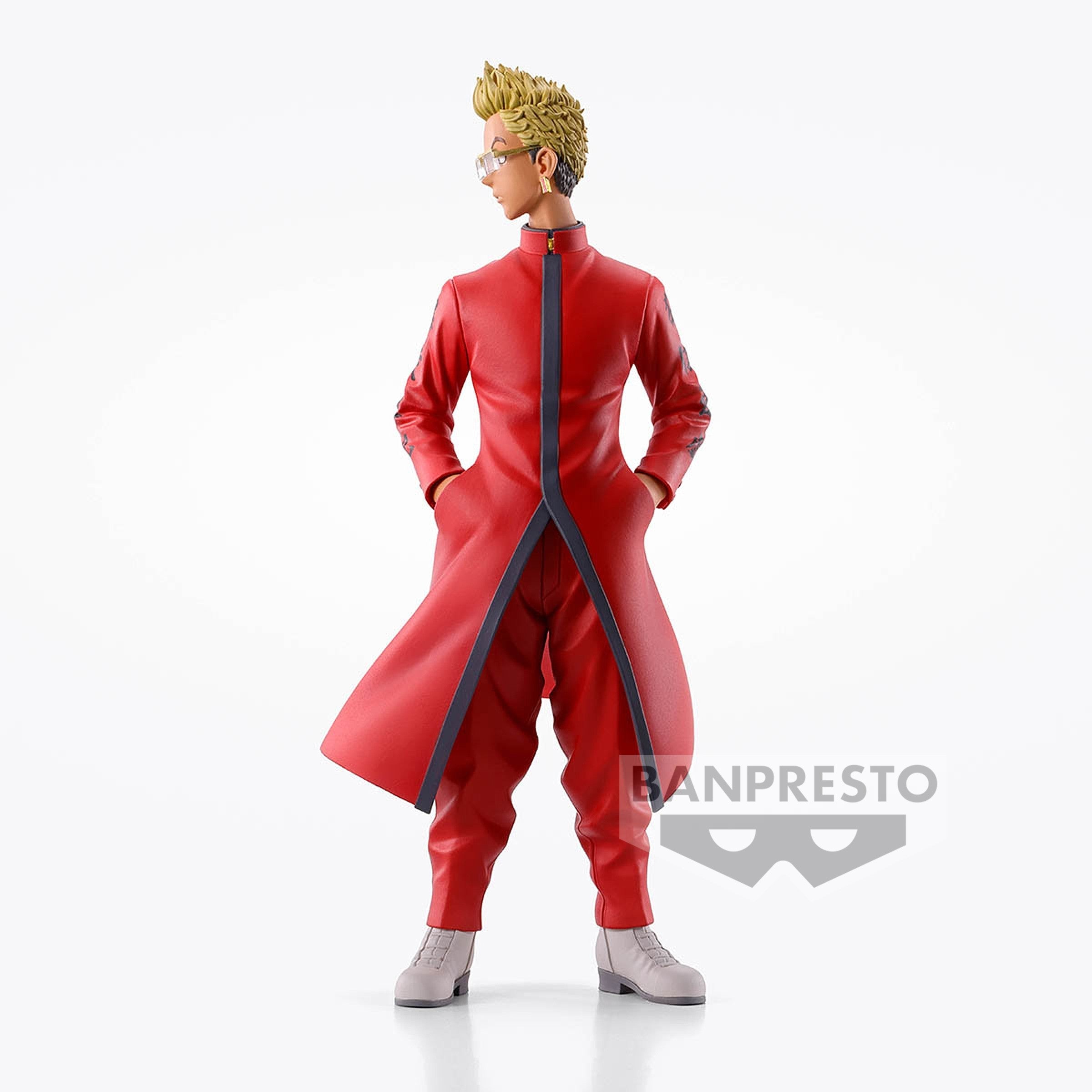 Vue 3/4 de dos à mi-distance de la figurine de Tetta Kisaki de Tokyo Revengers en manteau rouge, portant des lunettes.