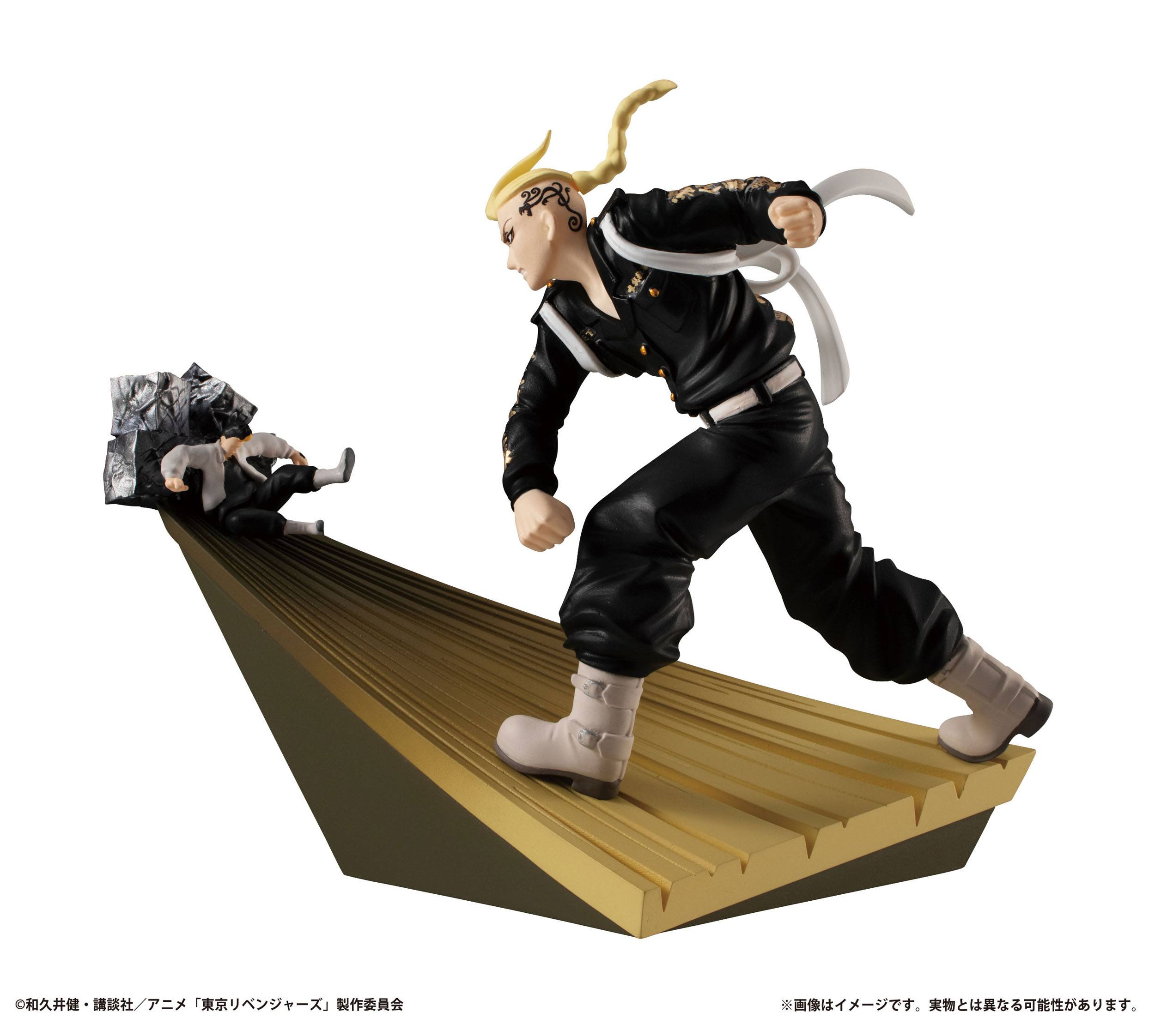 Vue 3/4 de face à mi-distance de la figurine de Tokyo Revengers avec un personnage en manteau noir et détails dorés, en pose dynamique.