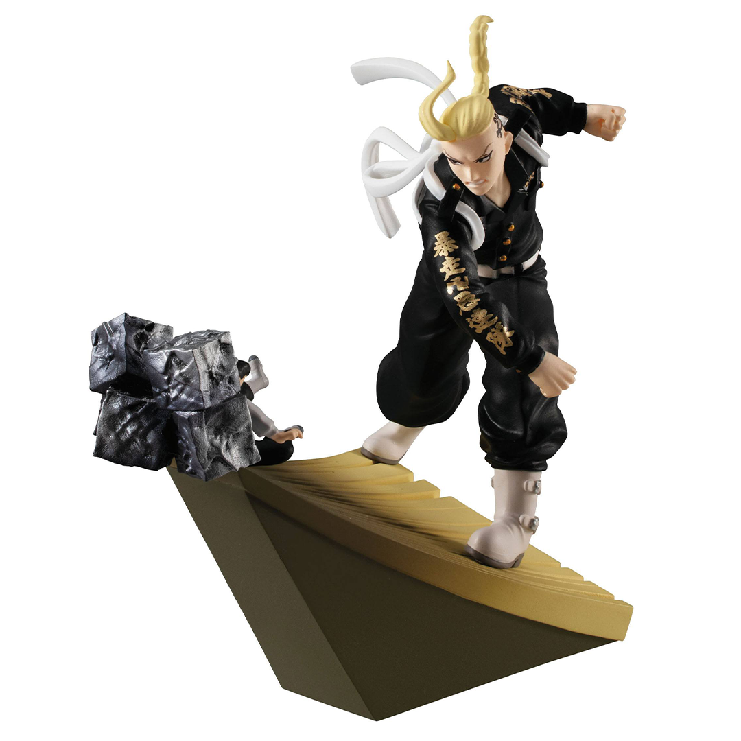 Vue 3/4 de face à mi-distance de la figurine de Ken Ryuguji (Draken) de Tokyo Revengers en uniforme noir avec kanji dorés, sur une base rocheuse.