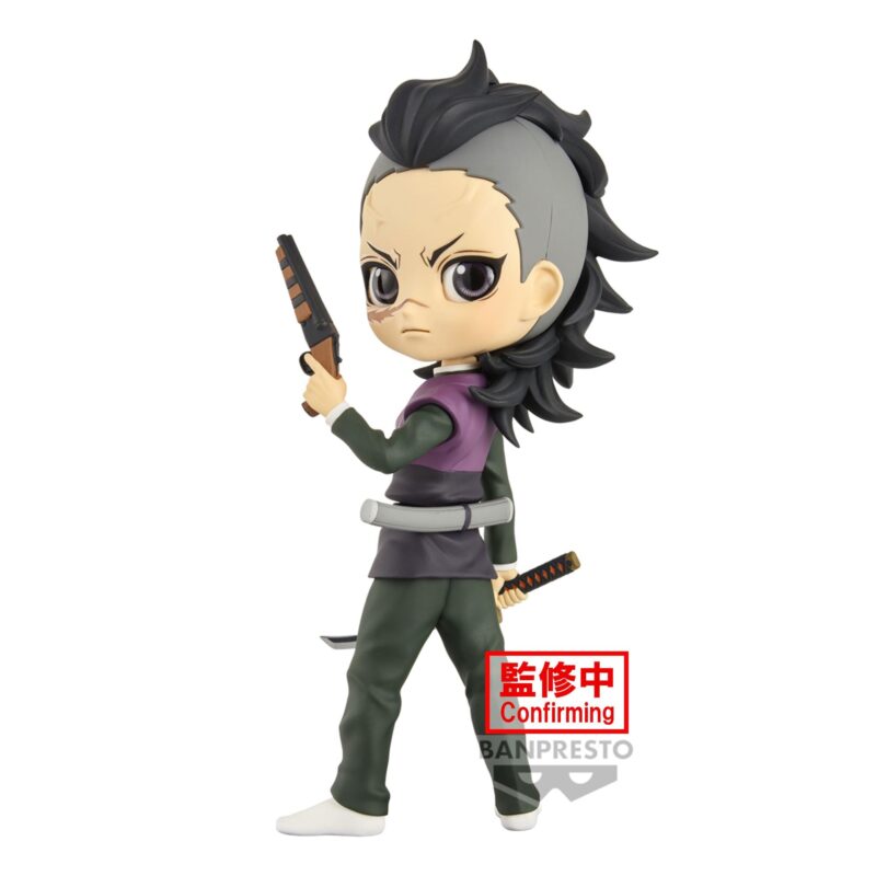 Vue 3/4 à mi-distance de la figurine Q Posket de Genya Shinazugawa de Demon Slayer en uniforme de chasseur, tenant un pistolet et une épée.