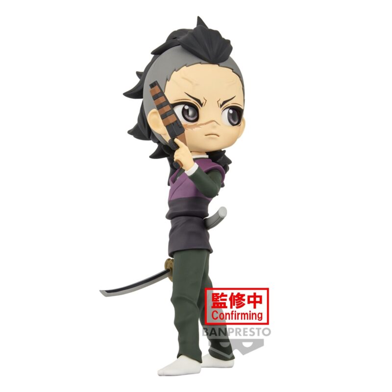 Vue 3/4 de près de la figurine Q Posket de Genya Shinazugawa de Demon Slayer, en tenue sombre, tenant un katana.