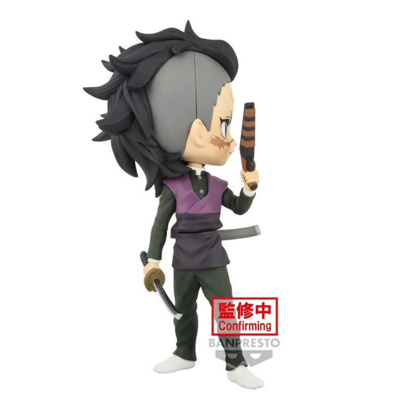 Vue 3/4 à mi-distance de la figurine Q Posket de Genya Shinazugawa de Demon Slayer, tenant un kunai à la main droite.