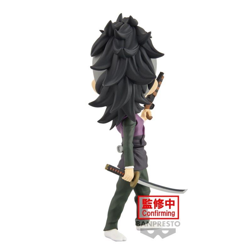 Vue 3/4 arrière à mi-rapproché de la figurine Q-Posket de Genya Shinazugawa de Demon Slayer, tenant un katana.