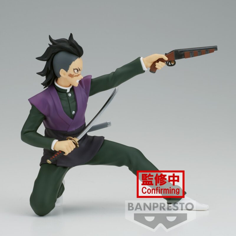 Vue 3/4 de près de la figurine de Genya Shinazugawa de Demon Slayer: Kimetsu no Yaiba en tenue de samouraï, tenant un katana et un fusil.