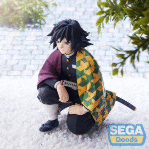 Vue 3/4 à mi-distance de la figurine de Giyu Tomioka de Demon Slayer: Kimetsu no Yaiba en uniforme, tenant un katana.