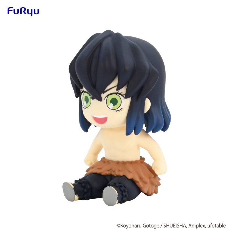 Vue diagonale à mi-distance de la figurine chibi d'Inosuke Hashibira de Demon Slayer, assis avec un sourire large.
