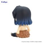 Vue 3/4 arrière à mi-distance de la figurine d'Inosuke Hashibira de Demon Slayer, en pagne en fourrure.