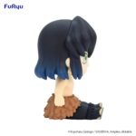 Vue de profil en plan rapproché moyen de la figurine d'Inosuke Hashibira de Demon Slayer en jupe en fourrure.