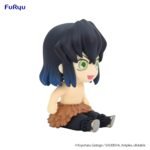 Vue 3/4 de près de la figurine d'Inosuke Hashibira de Demon Slayer en jupe en fourrure, assis et souriant.