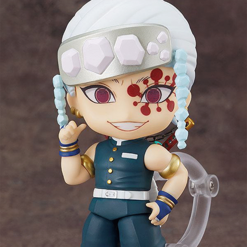 FigurineTengenUzui14 Vue 3/4 de près de la figurine Nendoroid de Tengen Uzui de Demon Slayer en tenue sombre, avec katana sur le dos.