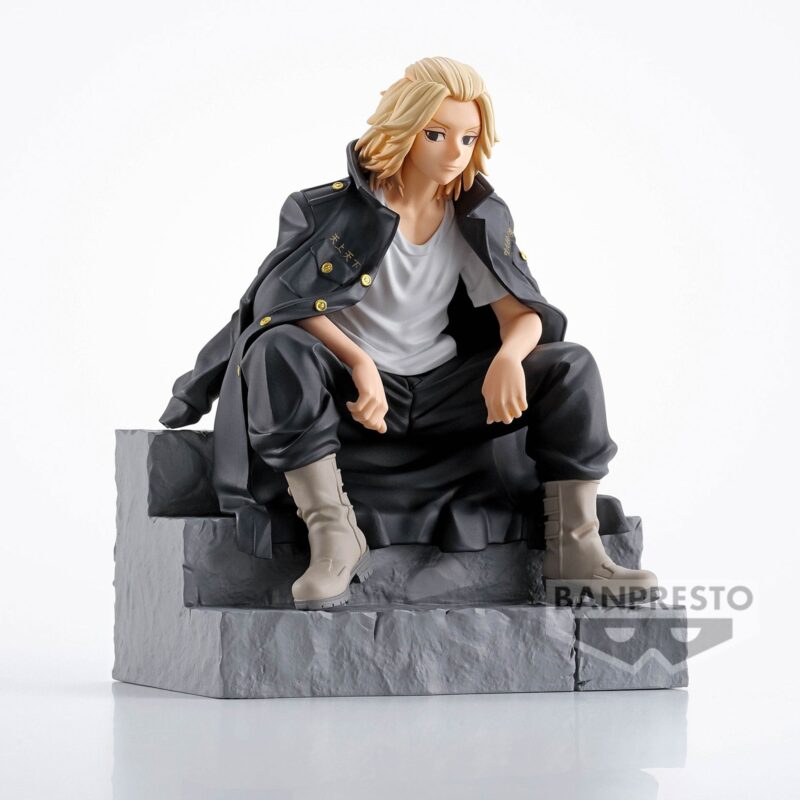 Vue 3/4 de face à mi-distance de la figurine de Manjiro Sano de Tokyo Revengers en manteau noir, sur une base détaillée.