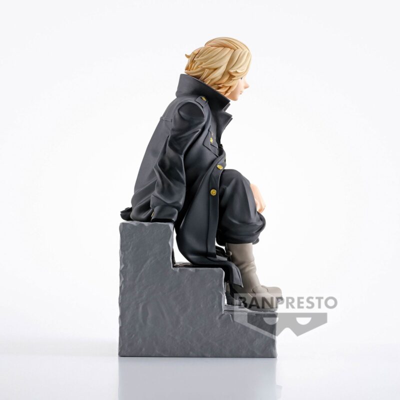 Vue de profil en plan rapproché moyen de la figurine de Manjiro Sano (Mikey) de Tokyo Revengers en manteau noir, sans accessoires.