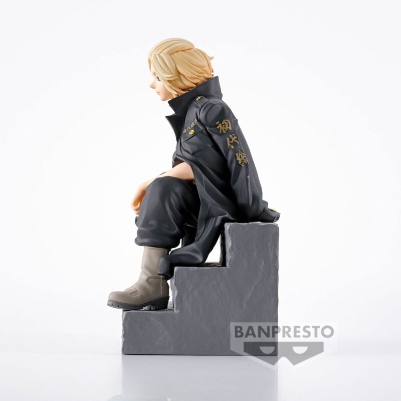 Vue de profil à mi-distance de la figurine de Manjiro Sano de Tokyo Revengers en veste sombre avec inscription dorée.