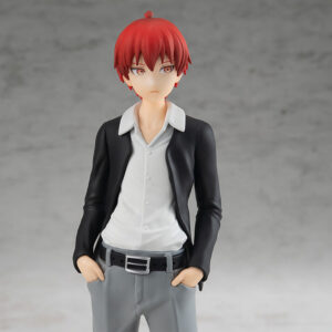 Vue 3/4 de face à mi-distance de la figurine de Karma Akabane d'Assassination Classroom, mains dans les poches.