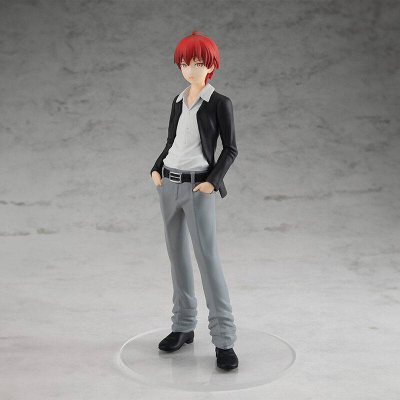 Vue 3/4 de face à mi-distance de la figurine de Karma Akabane d'Assassination Classroom en chemise blanche et veste noire.