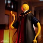 Vue 3/4 de face à mi-distance de la figurine de Koro-sensei d'Assassination Classroom en robe de professeur.