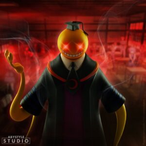Vue 3/4 de face à mi-distance de la figurine de Koro-sensei d'Assassination Classroom en colère avec yeux rouges.
