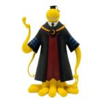 Vue 3/4 de face en plan rapproché moyen de la figurine de Koro-sensei d'Assassination Classroom dans sa robe classique.