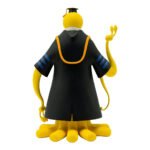 Vue 3/4 de dos à mi-distance de la figurine de Koro-sensei d'Assassination Classroom dans sa tenue de professeur.