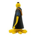 Vue 3/4 de profil à mi-distance de la figurine de Koro-sensei d'Assassination Classroom portant son atiraille classique.