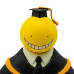 Vue 3/4 de face en plan rapproché de la figurine de Koro-sensei d'Assassination Classroom en robe de graduation, portant un chapeau.