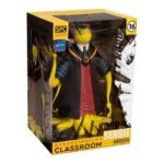 Vue 3/4 de face à mi-distance de la figurine de Koro Sensei d'Assassination Classroom, dans une boîte.