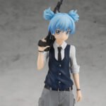 Vue 3/4 de face à mi-distance de la figurine de Nagisa Shiota d'Assassination Classroom, tenant une arme sur l'épaule.