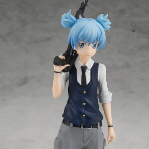 Vue 3/4 de face à mi-distance de la figurine de Nagisa Shiota d'Assassination Classroom, tenant une arme sur l'épaule.