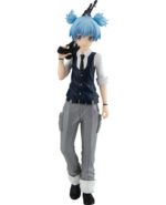 Vue 3/4 de face à mi-distance de la figurine de Nagisa Shiota d'Assassination Classroom en costume formel, tenant un pistolet dans sa main gauche.