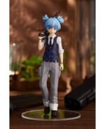 Vue 3/4 de face à mi-distance de la figurine de Nagisa Shiota d'Assassination Classroom sur socle.
