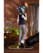 Vue 3/4 arrière à mi-distance de la figurine de Nagisa Shiota d'Assassination Classroom en tenue d'assassin, tenant un fusil sur le dos.