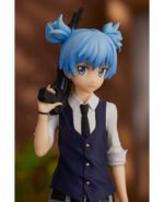 Vue 3/4 de face à mi-distance de la figurine de Nagisa Shiota d'Assassination Classroom en tenue formelle, tenant une arme.