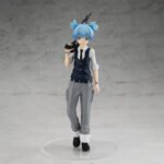 Vue 3/4 de face à mi-distance de la figurine de Nagisa Shiota d'Assassination Classroom en tenue formelle, tenant un pistolet à la joue.