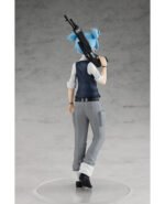 Vue 3/4 arrière à mi-distance de la figurine de Nagisa Shiota d'Assassination Classroom, tenant un fusil d'assaut sur l'épaule.