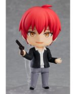 Vue 3/4 de face à mi-distance de la figurine Nendoroid de Karma Akabane d'Assassination Classroom, tenant un pistolet.